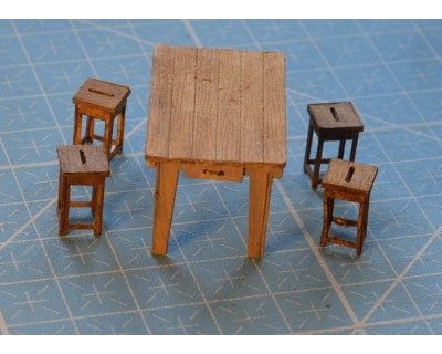 Mesa y 4 taburetes