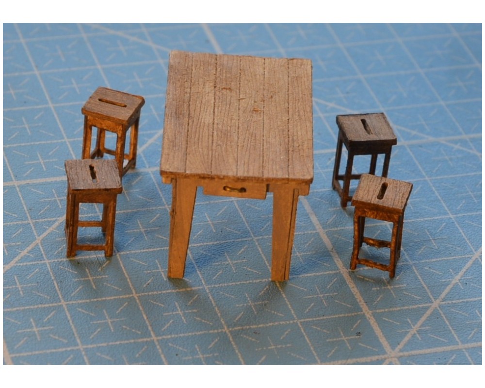 Table & 4 tabourets