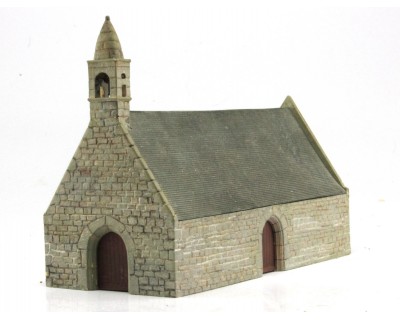 Petite chapelle bretonne à l’échelle HO en pierre et toit d’ardoise  
