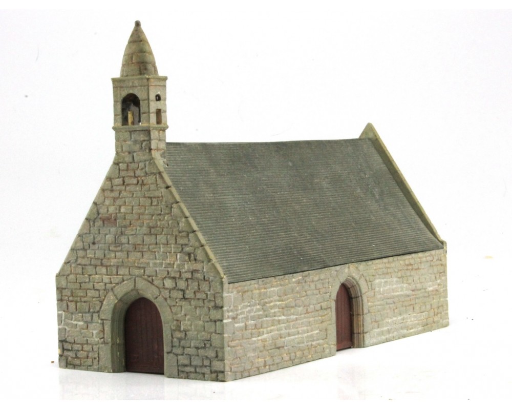 Kleine bretonische Kapelle im HO-Maßstab aus Stein und Schieferdach  
