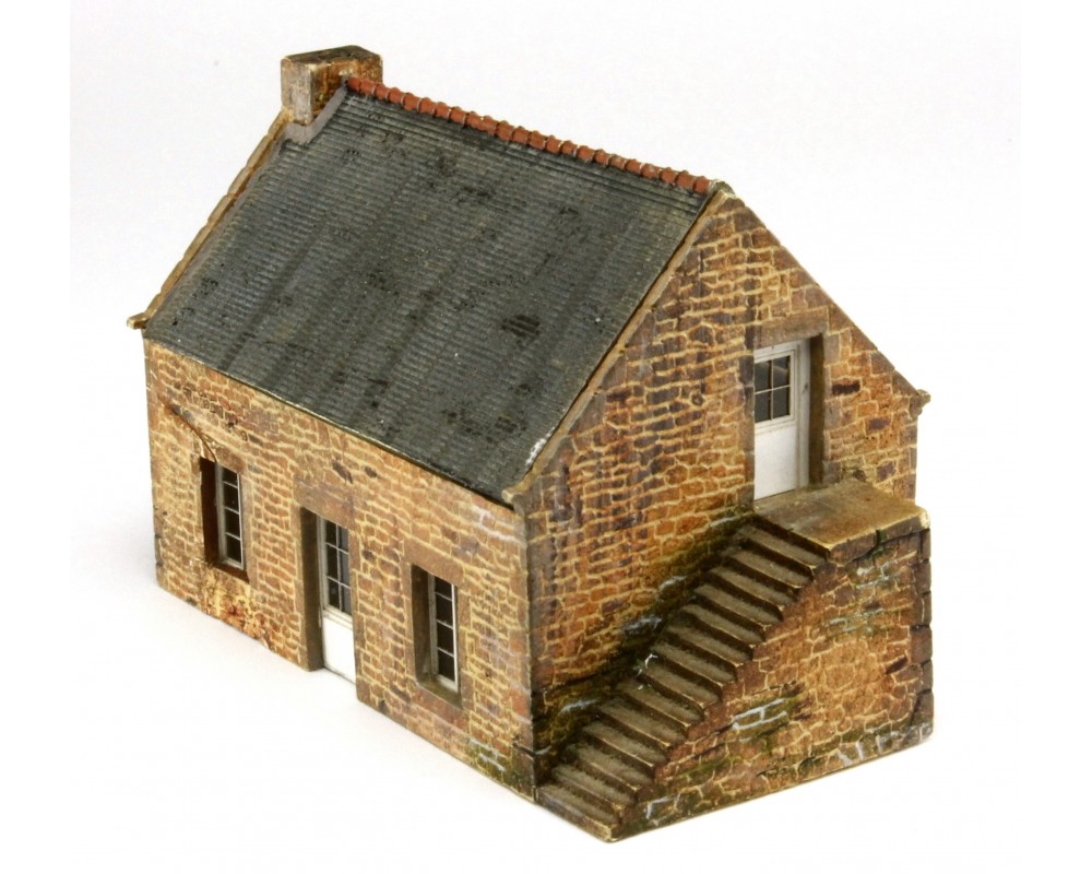 Petite maison bretonne en pierre à l'échelle HO